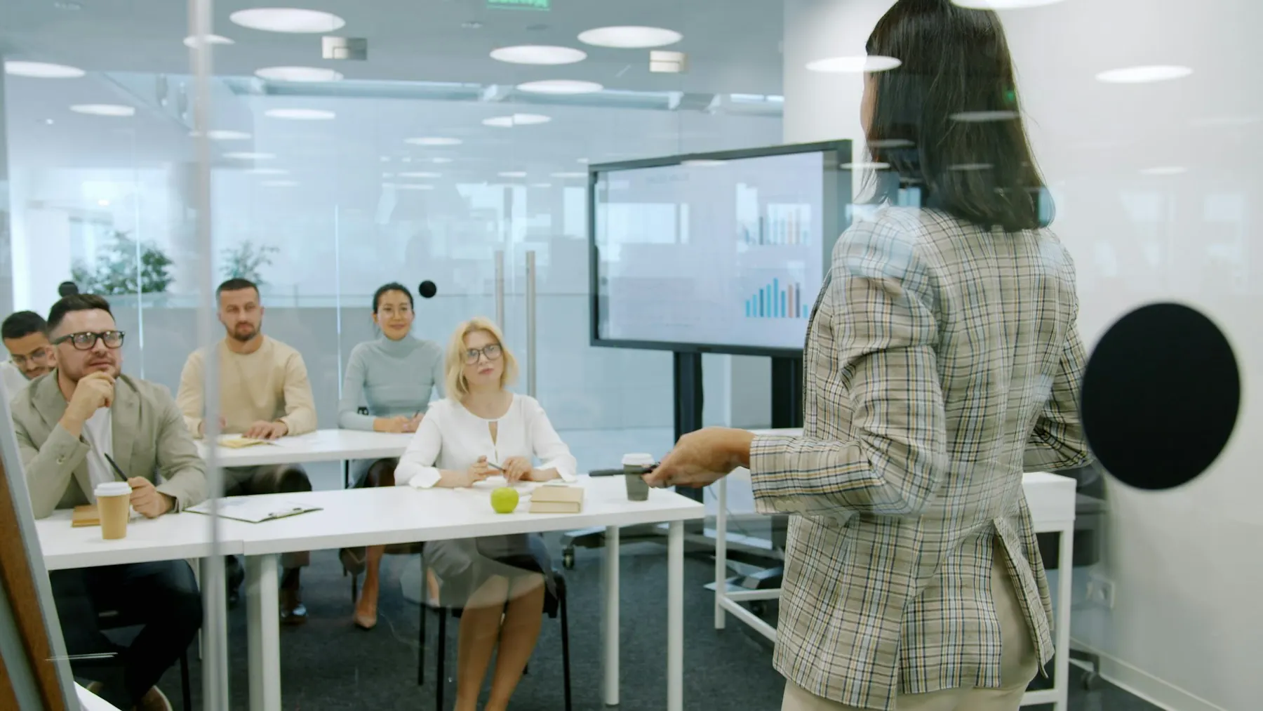 Formateur devant un groupe de stagiaires